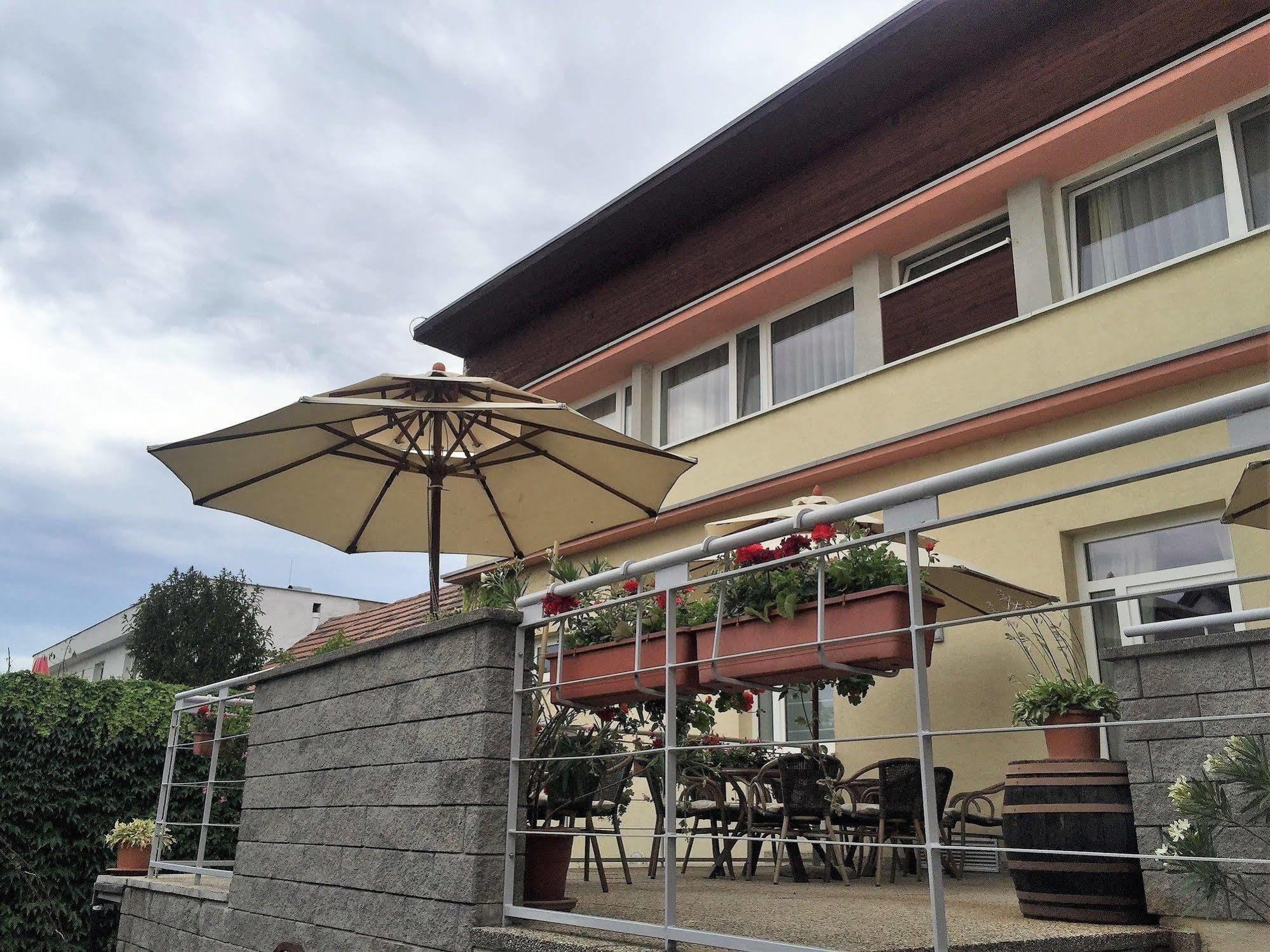 Hotel Maxim Svätý Jur Exterior foto