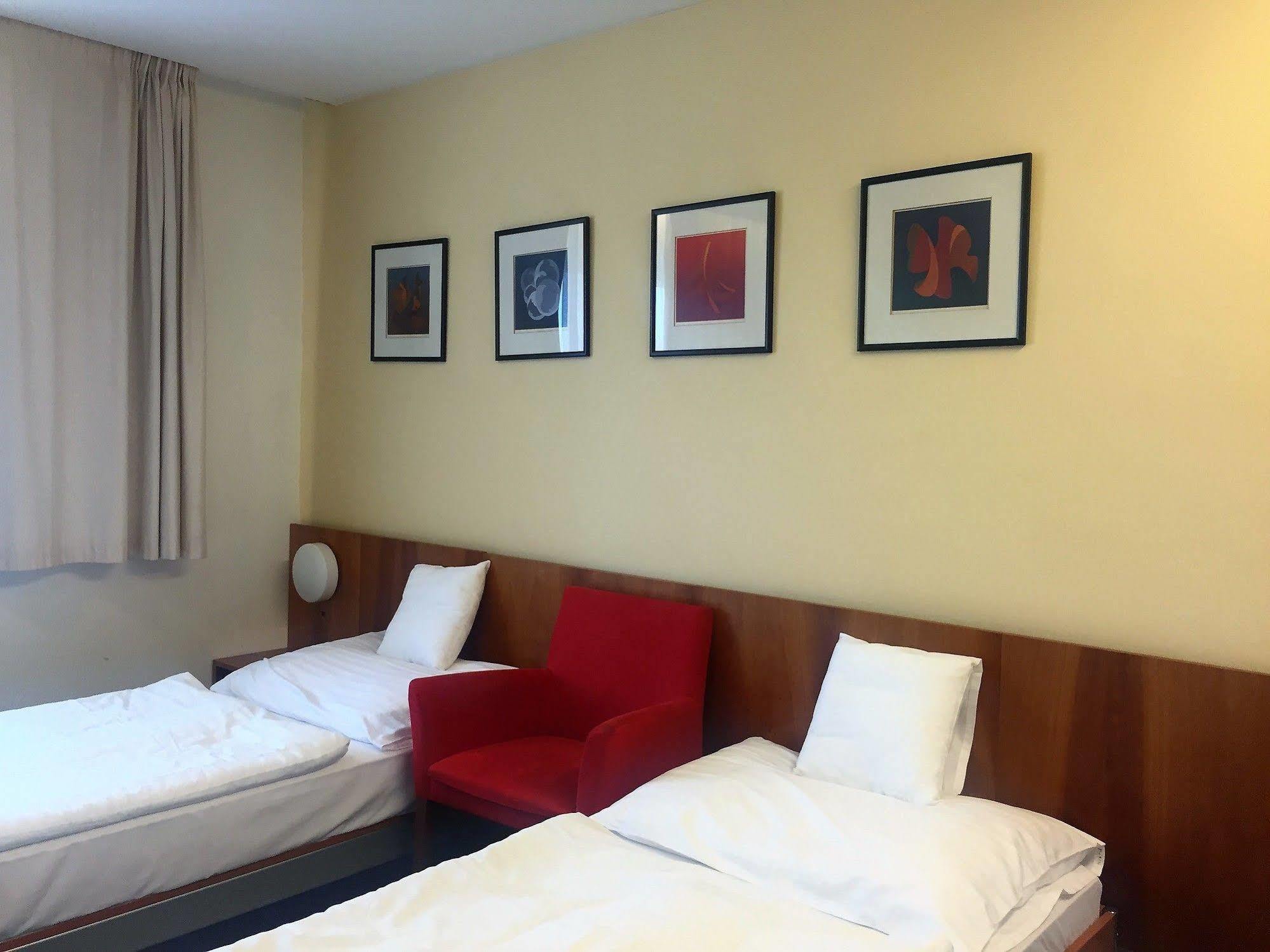 Hotel Maxim Svätý Jur Exterior foto