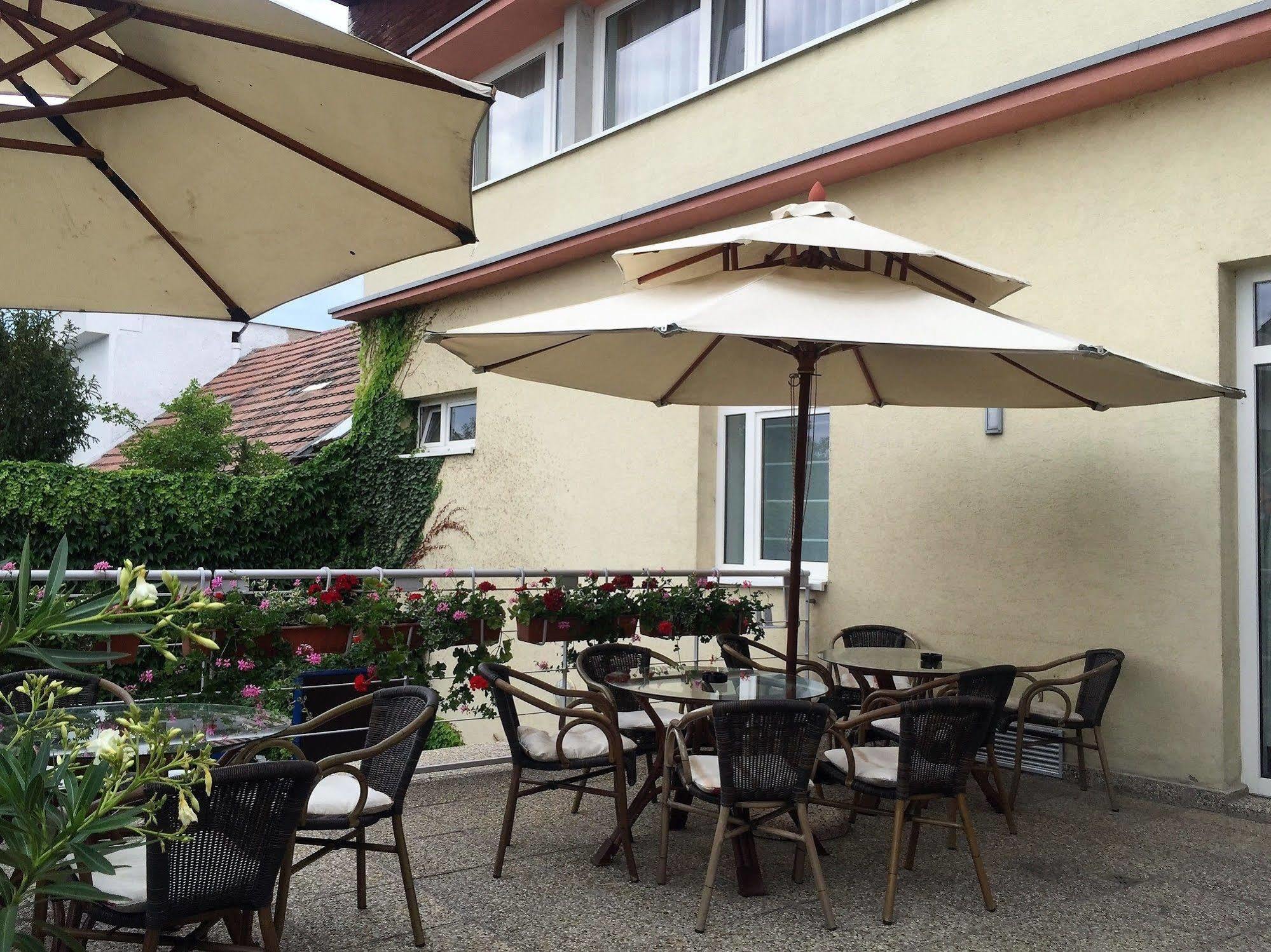 Hotel Maxim Svätý Jur Exterior foto